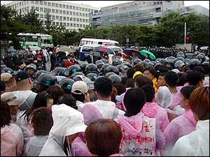 몸싸움 기자회견 후 공개출두를 위해 검찰청사로 진입하려던 학생들과 저지하는 경찰 사이에 실랑이가 벌어졌다.